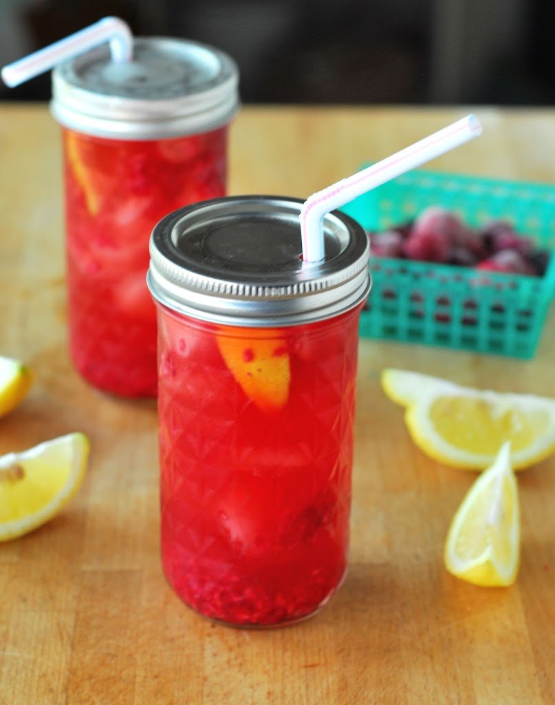 Raspberry Sun Tea and To-Go Mason Jars from A Duck's Oven. Delicious sun tea mixed with a raspberry puree, lemon, and honey makes a very refreshing beverage!