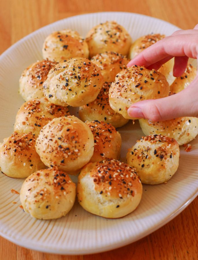 Everything Bagel White Cheddar Stuffed Pretzel Bites from A Duck's Oven