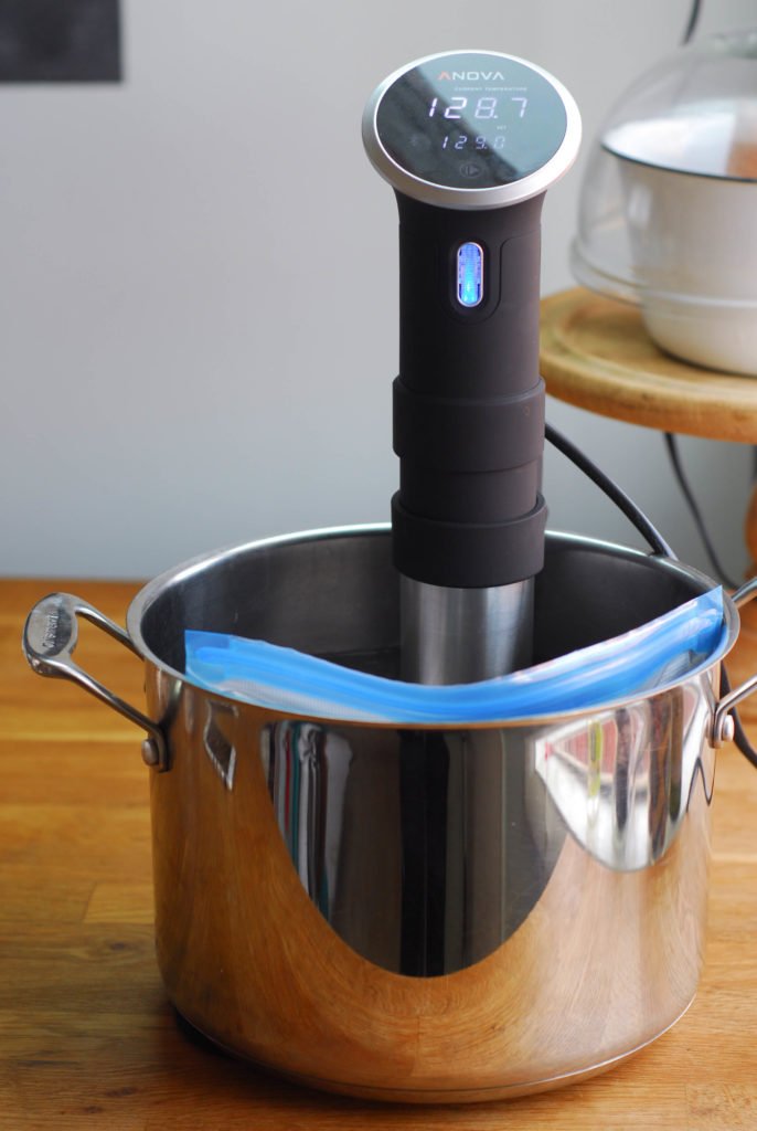 Tri-tip biff i potten fylt med vann med nedsenking sirkulator i potten